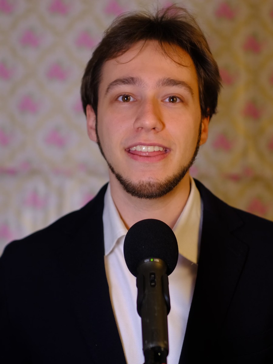 Niccolò Venerandi presenting a video for Nicco Loves Linux
