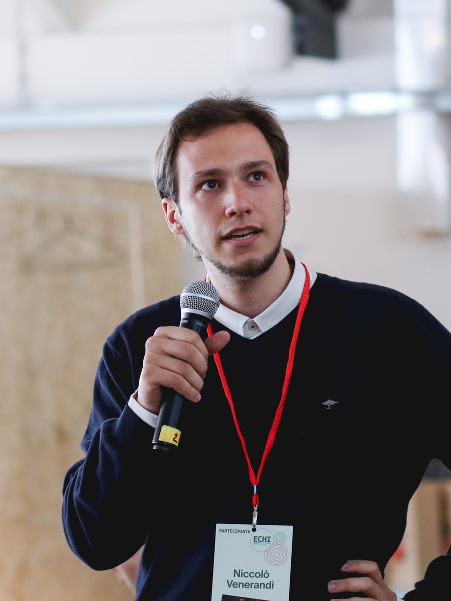 Niccolò Venerandi speaking into a microphone